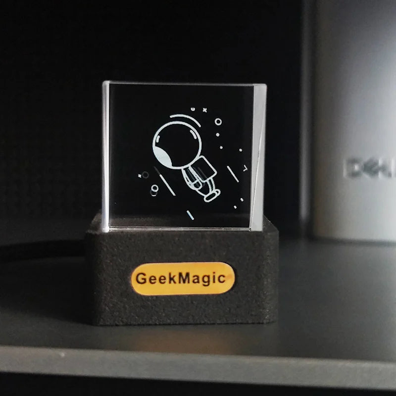 GIFTV™ Cube with holographic jellyfish animation 01