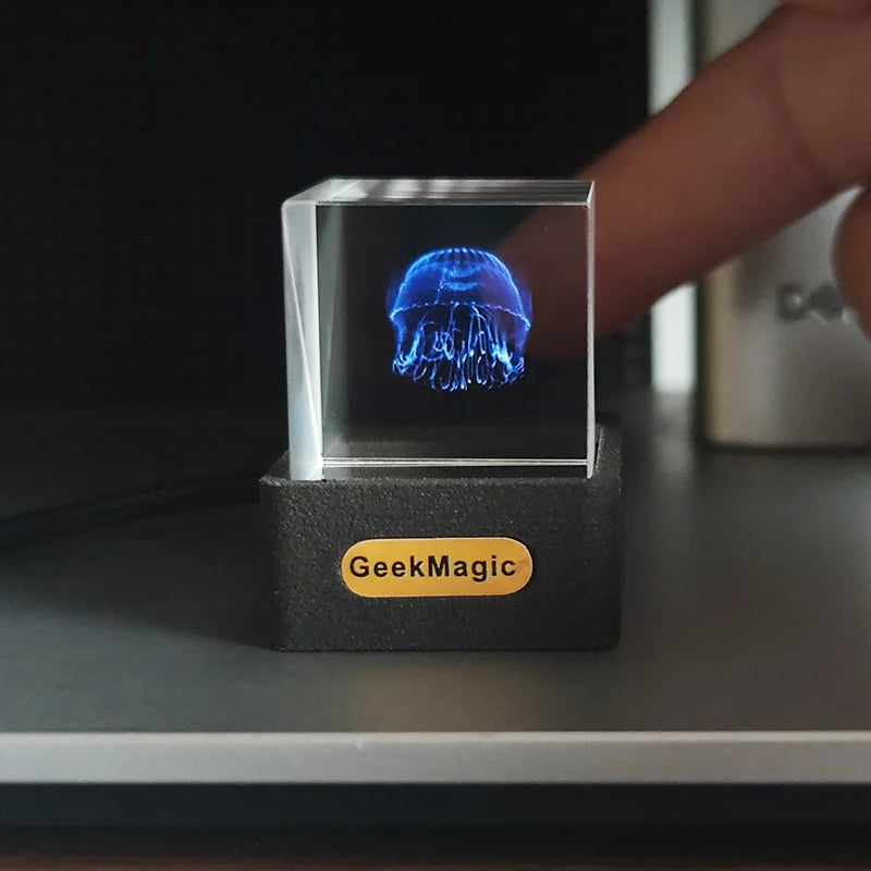 GIFTV™ Cube with holographic jellyfish animation 02